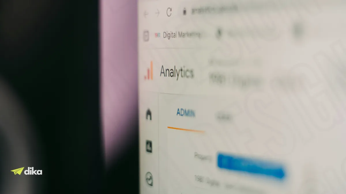 Dönüşüm oranı optimizasyonu için analiz ekranlarını inceleyen uzman