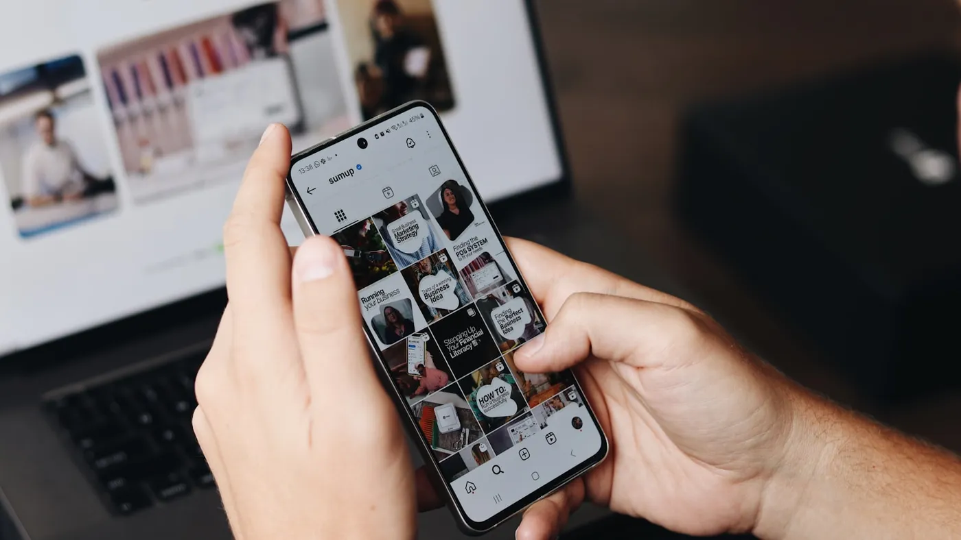 Smartphone davanti a laptop in workspace