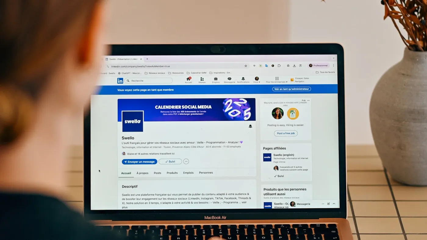 Persona che usa laptop con profilo social aperto