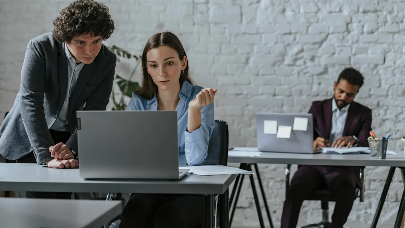 Supporto tecnico e marketing che collaborano sul sito aziendale