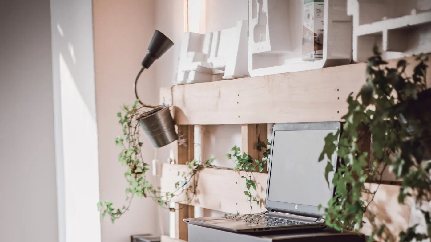 Laptop su standing desk in ufficio