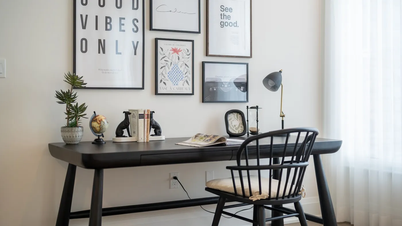 Scrivania creativa con elementi di design