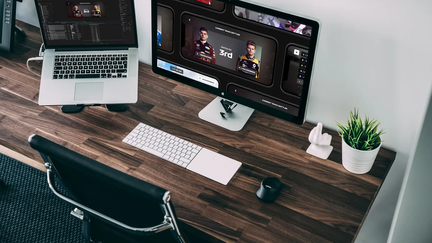 Imac su scrivania in ambiente di lavoro