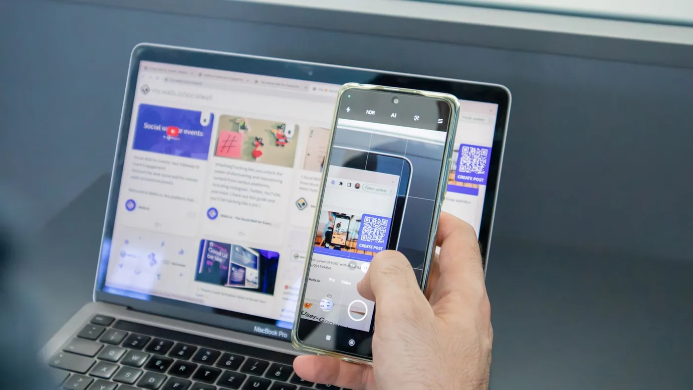 Persona con smartphone e laptop per esperienza digitale