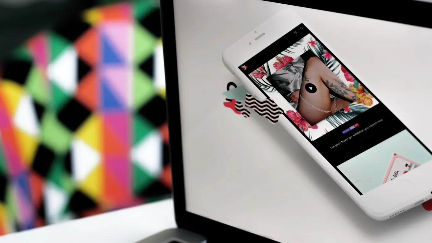 Mockup di interfaccia responsive su laptop