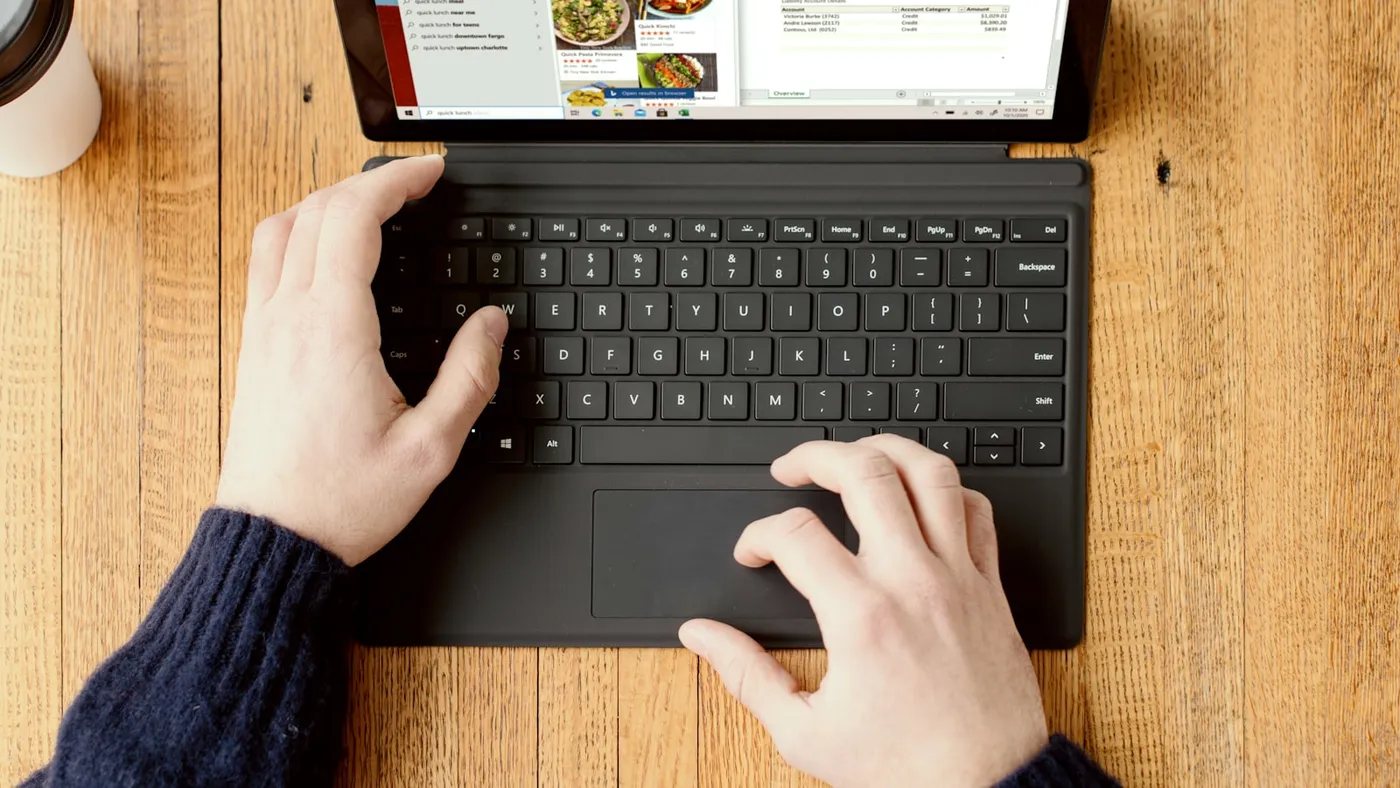 Persona che usa un dispositivo surface per progettazione web